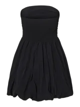Vestido corto strapless negro con falda abullonada y forro interior.