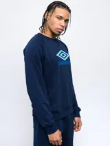 Buzo gris melange de felpa sin frisa, con cuello redondo y logo de Umbro bordado en azul marino en el pecho.