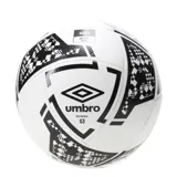 Pelota de fútbol blanca y negra, diseñada para partidos y entrenamientos.