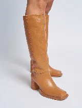 Bota alta color cuero, de cuero genuino, con punta cuadrada y taco de bloque.