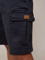 Bermuda cargo azul marino de sarga, con bolsillos laterales y traseros con solapa.
