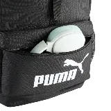 Mochila Puma negra con logo blanco estampado en el frente, bolsillo frontal con cierre, bolsillo lateral de red, correas acolchadas ajustables y capucha impermeable oculta en la parte superior.