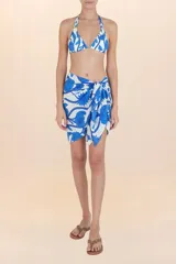 Pareo corto de playa con estampado floral en tonos azules y blancos.