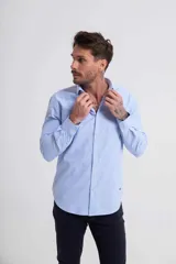 Camisa celeste de manga larga con cuello abotonado.