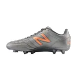 Championes de fútbol New Balance 442 V2 Team FG color gris con logo naranja.