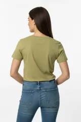 Remera negra de algodón con estampado de mariposa y frase "Set Yourself Free" en color celeste.