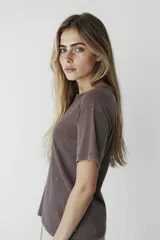 Remera color marrón con cuello redondo y mangas cortas.
