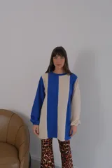 Buzo de mangas largas con diseño de bloques de color en marrón, gris y beige.