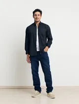 Camisa azul de algodón con elastano, cuello button-down y manga larga.