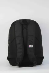 Mochila negra con ribetes en azul y rojo, y múltiples parches bordados de equipos de la NBA (Lakers, Knicks, Suns, Bulls) y logos de la liga. Posee un bolsillo frontal con cierre de cremallera y panel de malla.