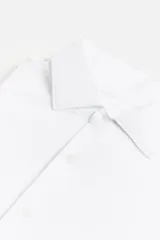 Camisa azul marino slim fit de manga larga con cuello italiano abierto y cierre frontal con botones.