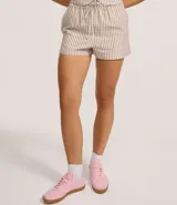 Short de mujer modelo runner de tiro alto, con elástico y lazo en la cintura. Presenta un estampado de rayas verticales finas en tonos beige y marrón claro.