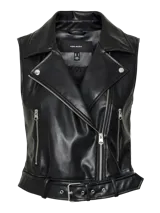 Chaleco negro tipo biker de cuero sintético, con cierre asimétrico, cinturón ajustable en la cintura y bolsillos laterales con cierre.