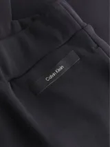 Jogger negro de Calvin Klein, con cintura elástica y ajuste holgado, ideal para actividades casuales o deportivas.