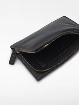 Monedero negro de piel de cordero con cierre de cremallera, tarjetero interior, pespunte decorativo a contraste y logo grabado.