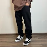 Pantalón de gabardina color beige, de corte recto y tiro medio.