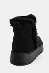 Botín negro con interior de efecto pelo, suela tipo flatforma y acabado en punta redonda.