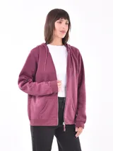 Campera tipo hoodie con cierre frontal, color negro, con capucha y bolsillos canguro.