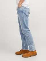 Jean de calce relajado, tiro alto, muslo relajado, rodilla relajada y abertura de pierna suelta. Confeccionado en tejido de sarga stonewash con 50% algodón en conversión, 30% algodón y 20% algodón reciclado.