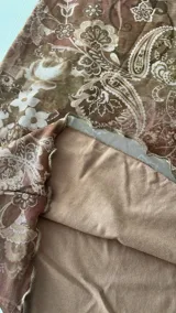 Vestido corto marrón con estampado paisley, escote drapeado y breteles finos.