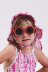 Gorro de playa para bebé con estampado de rayas irregulares rosas y blancas, con ala ancha y cordones para atar.