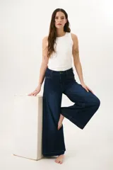 Pantalón de jean azul oscuro, de corte palazzo y tiro alto.
