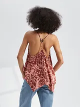 Musculosa con estampado abstracto en tonos rosa y marrón, con breteles finos y escote en V.