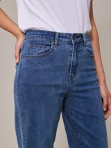 Pantalón de jean azul de corte recto, con tiro alto y bolsillos delanteros y traseros. Confeccionado en denim con elastano.