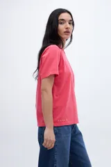 Remera gris de algodón con cuello redondo y mangas cortas. Diseño liso con efecto gastado.