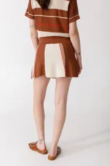Minifalda marrón con paneles laterales color crema y rayas rojas y marrones.
