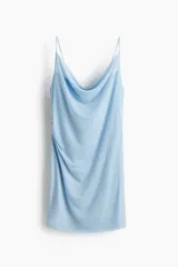 Vestido corto celeste de malla, con breteles finos, escote drapeado y frunces laterales.