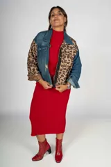 Campera de jean azul con mangas de animal print.