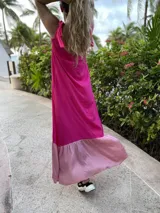Vestido largo de fibrana color rosa con volado en el dobladillo, diseño fluido y tirantes con lazo.