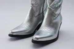 Bota texana de cuero negro con bordados en el lateral y taco bajo.