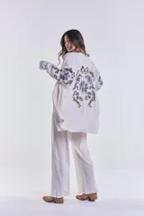 Kimono largo color beige de lino, con mangas largas y bordado de lentejuelas en los hombros.