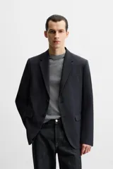 Blazer slim fit color verde oliva confeccionada en tejido con viscosa. Cuello con solapas de muesca, manga larga acabada en puño con detalle de botones, bolsillo de vivo en pecho y de solapa en cadera. Detalle bolsillo interior, bajo con aberturas en espalda y cierre frontal con botones.
