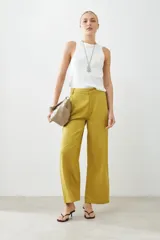 Pantalón de lyocell color verde pistacho, de corte ancho y tiro alto.