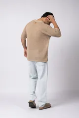 Camisa negra tejida de manga corta, con calado aireado, cuello tipo bowling y botones al tono. Diseño de corte relajado.