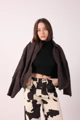 Campera bomber marrón de gamuza sintética con cierre frontal y cuello clásico.