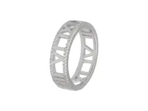 Anillo de plata 925 con circonias, diseño moderno y ancho de 11 mm.