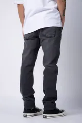 Pantalón de jean gris oscuro, de corte recto, con bolsillos delanteros y traseros.