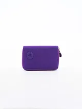 Billetera pequeña color violeta con cierre perimetral y logo estampado.