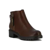 Botas de cuero sintético color marrón, con caña baja, taco cuadrado y cierre lateral.