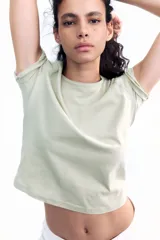 Remera color verde claro de punto de algodón suave con cuello ribeteado y bajo recto.