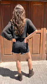 Buzo calado color blanco, de mangas 3/4 y corte holgado.