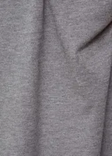 Vestido midi gris de tejido de punto fino, entallado, con cuello perkins y mangas largas.