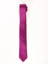 Corbata lisa negra de ancho delgado.