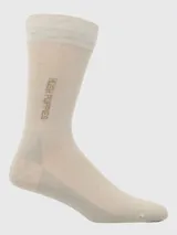 Calcetines negros de vestir con logo de la marca Hush Puppies en el lateral.