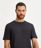 Conjunto de pijama corto para hombre, confeccionado en tejido de media malla con efecto jaspeado. Incluye una remera de mangas cortas con cuello redondo y una bermuda con cintura elástica.