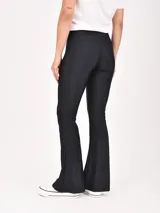 Calza negra acampanada con cintura alta.